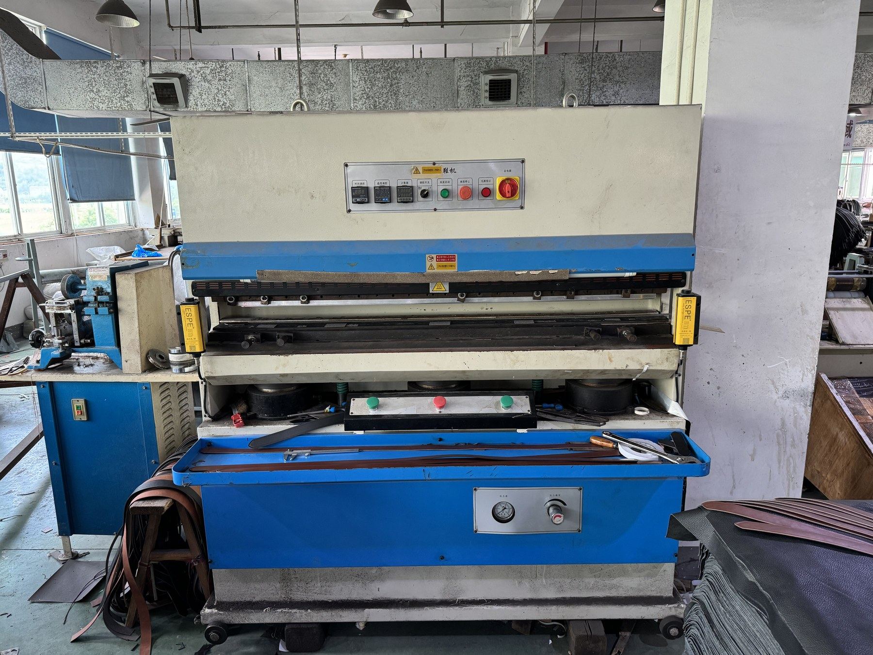 LEBO belt material processing machine in the factory workshop