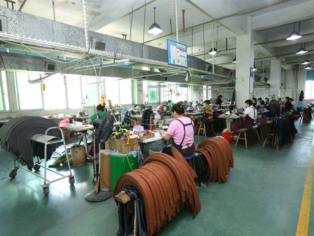 Active belt workshop with production stations and material carts for factory review